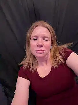 Snapshot of JulieHolliday chatting on 05/16/26, 07:34 JulieHolliday online show from 05/16/26, 07:34