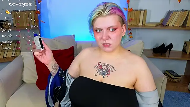 Snapshot of bluelunaray chatting on 10/11/25, 02:11 bluelunaray online show from 10/11/25, 02:11