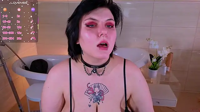 Snapshot of bluelunaray chatting on 10/26/25, 10:54 bluelunaray online show from 10/26/25, 10:54