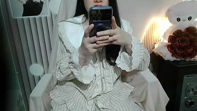 Snapshot of Emachiii chatting on 11/13/25, 12:48 Emachiii online show from 11/13/25, 12:48