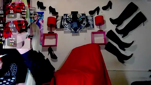 Snapshot of blondehot5v chatting on 10/10/25, 12:15 blondehot5v online show from 10/10/25, 12:15