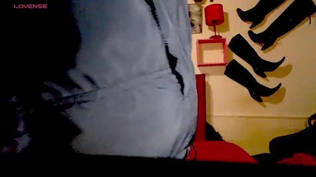 Snapshot of blondehot5v chatting on 10/27/25, 12:09 blondehot5v online show from 10/27/25, 12:09