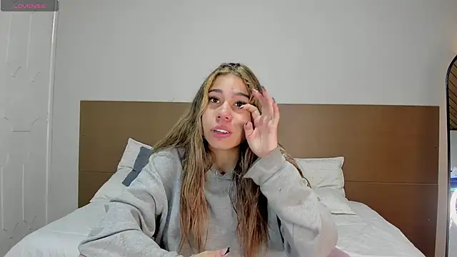 Snapshot of Rachell_criss chatting on 05/13/26, 03:59 Rachell criss online show from 05/13/26, 03:59