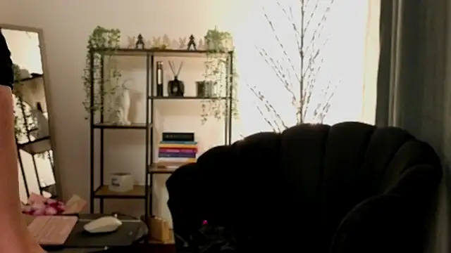 Snapshot of aerisblue chatting on 12/04/25, 07:55 aerisblue online show from 12/04/25, 07:55