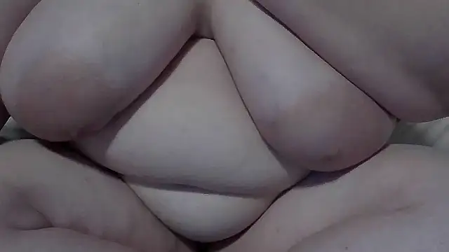 Snapshot of sarahcakes223 chatting on 11/11/25, 01:27 sarahcakes223 online show from 11/11/25, 01:27