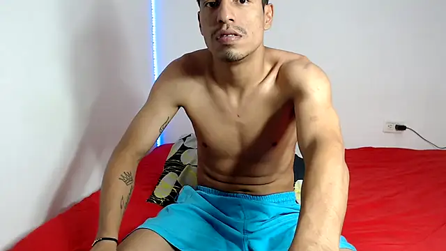 Snapshot of IsaXander743 chatting on 10/11/25, 01:05 IsaXander743 online show from 10/11/25, 01:05