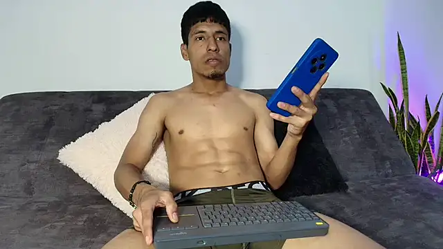 Snapshot of IsaXander743 chatting on 12/15/25, 01:10 IsaXander743 online show from 12/15/25, 01:10