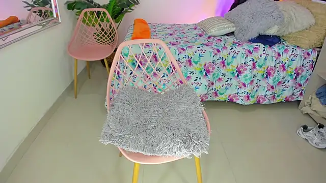 Snapshot of LusyKitty chatting on 10/27/25, 04:00 LusyKitty online show from 10/27/25, 04:00