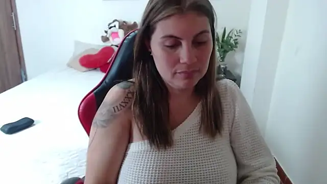 Snapshot of Secret_Bella chatting on 11/10/25, 12:15 Secret Bella online show from 11/10/25, 12:15