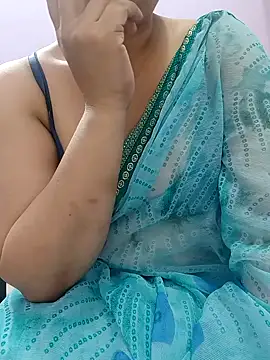 Snapshot of roshni_agrawal0 chatting on 04/30/26, 04:13 roshni agrawal0 online show from 04/30/26, 04:13