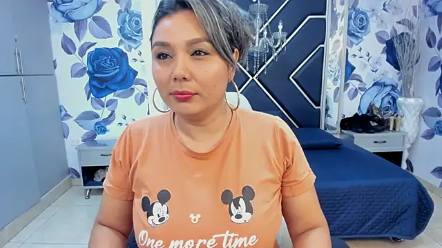 Snapshot of LatinaHoleQueen chatting on 09/15/25, 02:39 LatinaHoleQueen online show from 09/15/25, 02:39