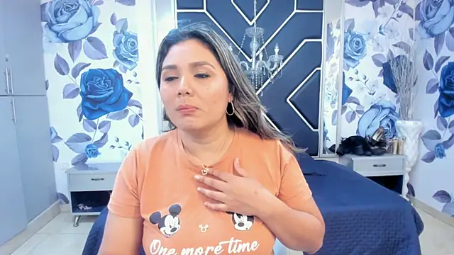 Snapshot of LatinaHoleQueen chatting on 10/11/25, 02:15 LatinaHoleQueen online show from 10/11/25, 02:15