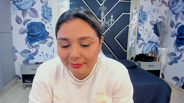 Snapshot of LatinaHoleQueen chatting on 10/15/25, 02:28 LatinaHoleQueen online show from 10/15/25, 02:28