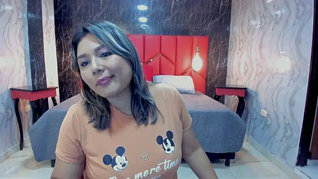 Snapshot of LatinaHoleQueen chatting on 11/17/25, 02:34 LatinaHoleQueen online show from 11/17/25, 02:34