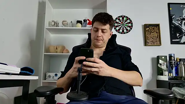 Snapshot of aaron_nvk chatting on 12/15/25, 09:30 aaron nvk online show from 12/15/25, 09:30