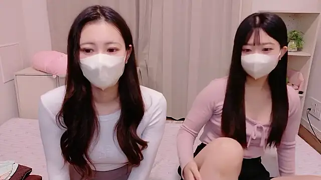 Snapshot of MOEMOE-Q chatting on 10/17/25, 04:09 MOEMOE-Q online show from 10/17/25, 04:09