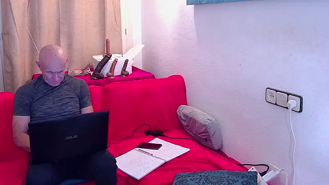 IvonneAndDom online show from 02/18/26, 11:17