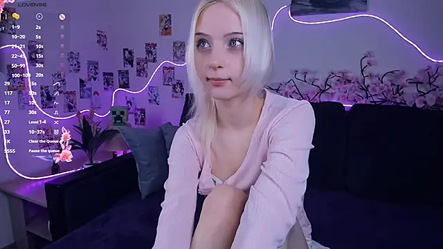 Snapshot of Megan--chan chatting on 11/20/25, 07:24 Megan--chan online show from 11/20/25, 07:24