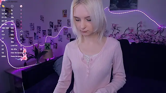 Snapshot of Megan--chan chatting on 11/22/25, 07:24 Megan--chan online show from 11/22/25, 07:24