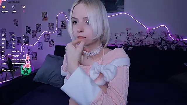 Snapshot of Megan--chan chatting on 11/29/25, 08:12 Megan--chan online show from 11/29/25, 08:12