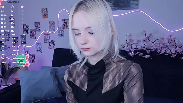 Snapshot of Megan--chan chatting on 12/14/25, 07:07 Megan--chan online show from 12/14/25, 07:07