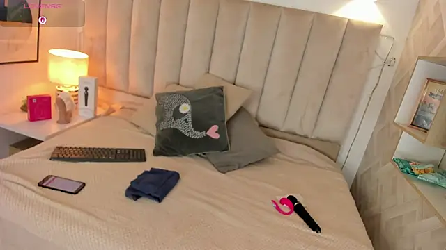 Clhoe Johnson online show from 10/25/25, 12:13