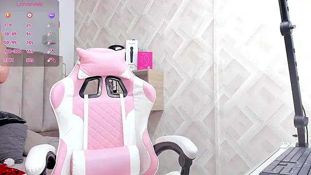 Clhoe Johnson online show from 12/02/25, 12:21