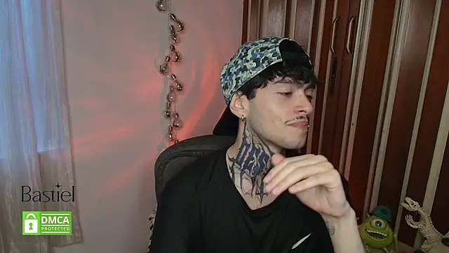 Snapshot of Mihail_leroy chatting on 10/14/25, 10:43 Mihail leroy online show from 10/14/25, 10:43