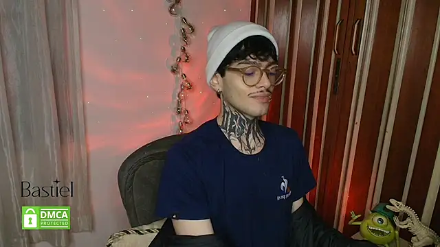 Snapshot of Mihail_leroy chatting on 10/18/25, 12:35 Mihail leroy online show from 10/18/25, 12:35