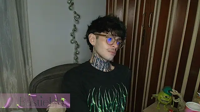 Snapshot of Mihail_leroy chatting on 11/26/25, 02:45 Mihail leroy online show from 11/26/25, 02:45