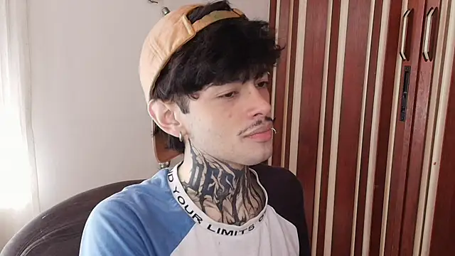 Snapshot of Mihail_leroy chatting on 12/17/25, 01:50 Mihail leroy online show from 12/17/25, 01:50