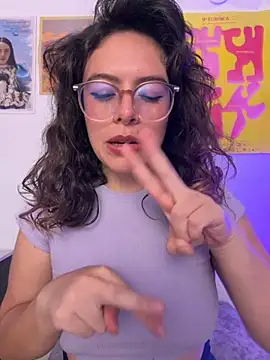 Snapshot of Katheerine chatting on 10/22/25, 01:06 Katheerine online show from 10/22/25, 01:06