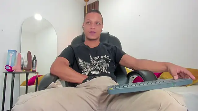 Snapshot of Ricky_Owens1 chatting on 09/13/25, 01:00 Ricky Owens1 online show from 09/13/25, 01:00