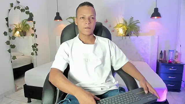 Snapshot of Ricky_Owens1 chatting on 09/14/25, 12:59 Ricky Owens1 online show from 09/14/25, 12:59