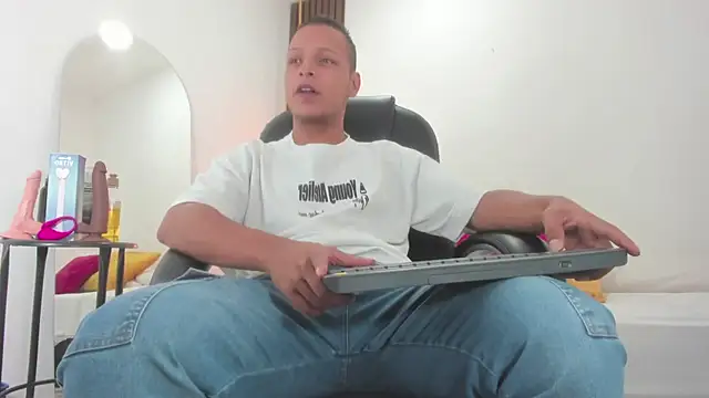 Snapshot of Ricky_Owens1 chatting on 09/17/25, 01:13 Ricky Owens1 online show from 09/17/25, 01:13