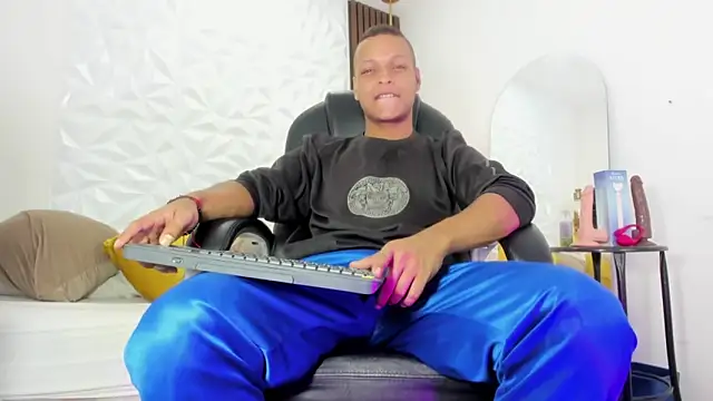 Snapshot of Ricky_Owens1 chatting on 09/25/25, 02:43 Ricky Owens1 online show from 09/25/25, 02:43