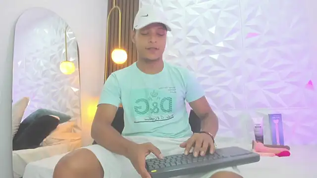 Snapshot of Ricky_Owens1 chatting on 10/10/25, 02:05 Ricky Owens1 online show from 10/10/25, 02:05