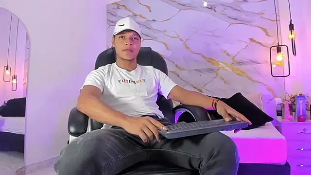 Snapshot of Ricky_Owens1 chatting on 10/13/25, 01:11 Ricky Owens1 online show from 10/13/25, 01:11