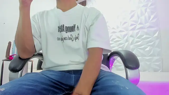 Snapshot of Ricky_Owens1 chatting on 10/15/25, 02:06 Ricky Owens1 online show from 10/15/25, 02:06