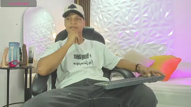 Snapshot of Ricky_Owens1 chatting on 10/18/25, 01:45 Ricky Owens1 online show from 10/18/25, 01:45