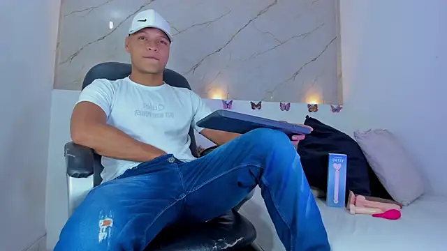 Snapshot of Ricky_Owens1 chatting on 10/22/25, 01:44 Ricky Owens1 online show from 10/22/25, 01:44