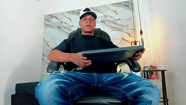 Snapshot of Ricky_Owens1 chatting on 10/25/25, 02:24 Ricky Owens1 online show from 10/25/25, 02:24