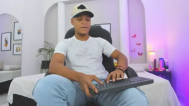 Snapshot of Ricky_Owens1 chatting on 10/27/25, 08:46 Ricky Owens1 online show from 10/27/25, 08:46