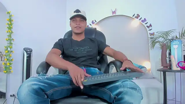 Snapshot of Ricky_Owens1 chatting on 11/06/25, 08:10 Ricky Owens1 online show from 11/06/25, 08:10