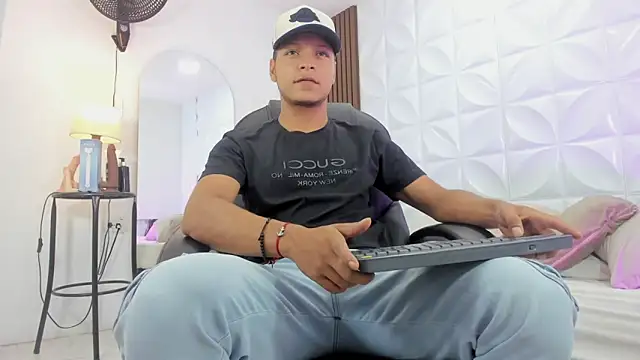 Snapshot of Ricky_Owens1 chatting on 11/23/25, 02:28 Ricky Owens1 online show from 11/23/25, 02:28