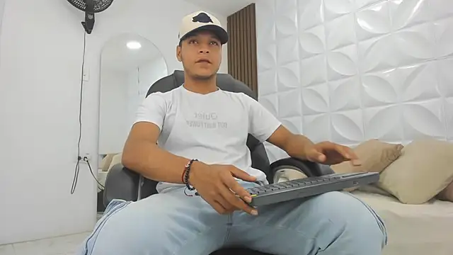 Snapshot of Ricky_Owens1 chatting on 11/24/25, 08:41 Ricky Owens1 online show from 11/24/25, 08:41