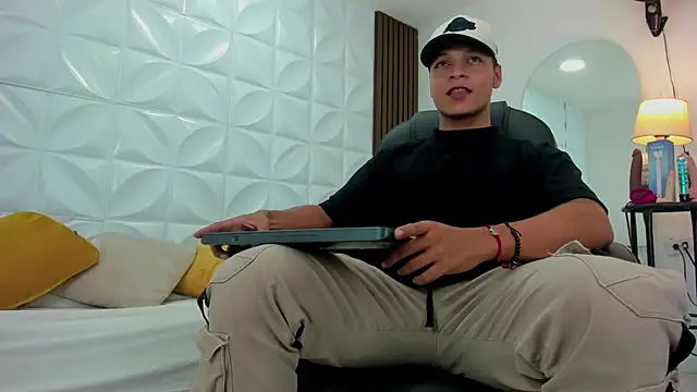 Snapshot of Ricky_Owens1 chatting on 11/26/25, 08:43 Ricky Owens1 online show from 11/26/25, 08:43