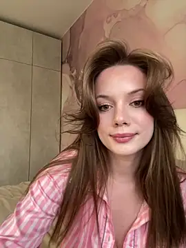 Snapshot of Rosie_Holmes_ chatting on 10/04/25, 12:47 Rosie Holmes  online show from 10/04/25, 12:47