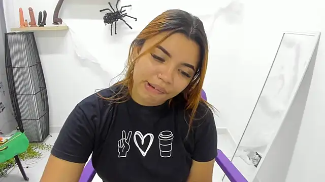 Snapshot of scarlett_enjoy1 chatting on 10/26/25, 03:18 scarlett enjoy1 online show from 10/26/25, 03:18