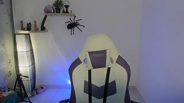 Snapshot of scarlett_enjoy1 chatting on 10/29/25, 01:02 scarlett enjoy1 online show from 10/29/25, 01:02